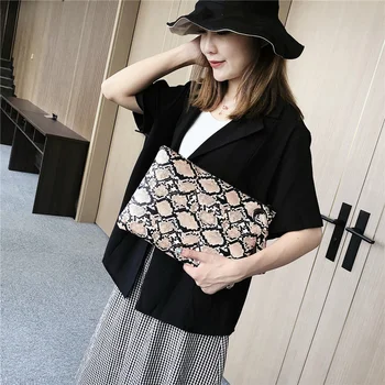 Крутая и милая корейская версия сумочки нового стиля со змеиной текстурой в стиле ретро, сумка-конверт mm2292 33X1X23cm